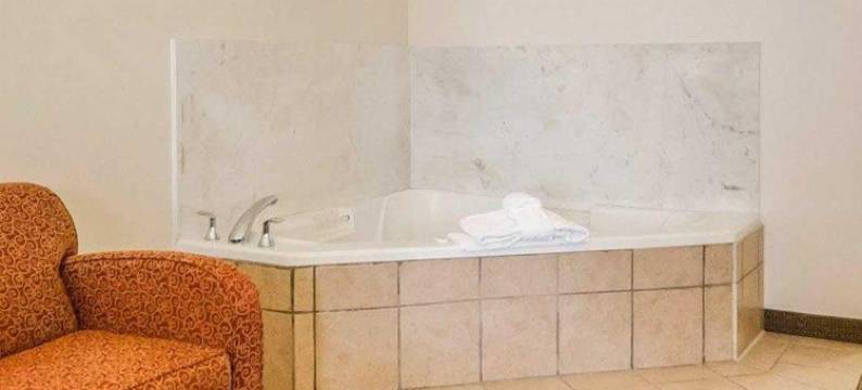 品质酒店套房杰弗逊维尔- 路易斯维尔北(Quality Suites Jeffersonville - Louisville North)图片