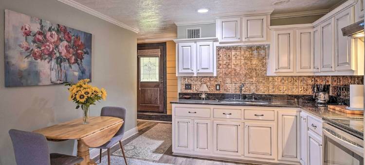 Charming 2-Story Apt - 26 Mi to Lake Charles!图片