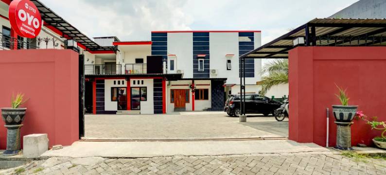 Super OYO 3702 布根维尔民宿伊斯兰旅馆(RedDoorz Syariah at Homestay Bougenville Near Taman Alun-Alun Kota Lamongan)图片