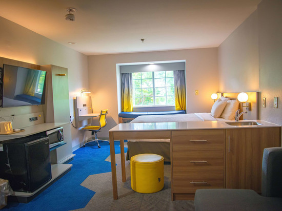 代弗尼-莫比尔麦客达套房酒店