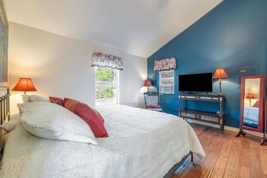 Amazing Views - Near Town - Secluded 2.5 Acres - Games - Pets Allowed