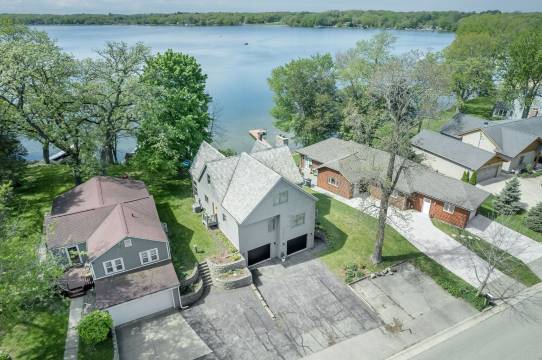 Lakeside Retreat at Lake Ripley - Swimming, Dock, Kayaks, & PONTOON RENTAL