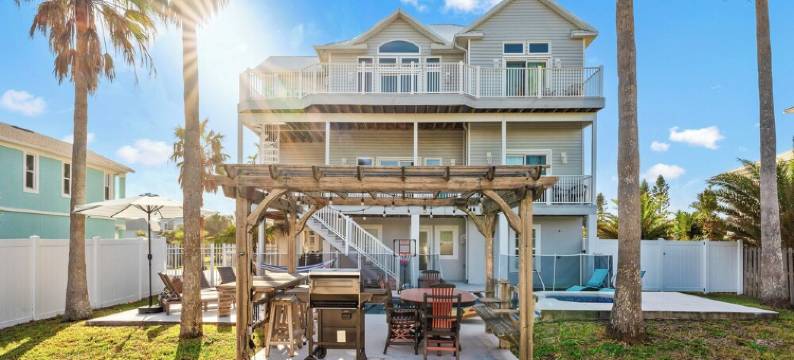 3-Story Beach House Retreat with Heated Pool, Game Room, 5 Min to Flagler图片