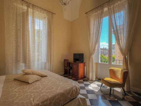 瓦廖之家广场酒店