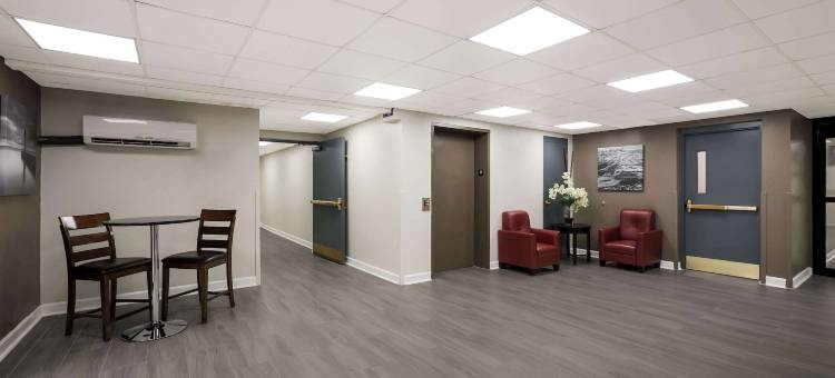 都会工作室密尔沃基机场(Suburban Studios Milwaukee Airport)图片