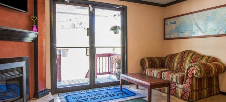 布朗瑞克1号公路附近罗德威套房酒店(Rodeway Inn & Suites Brunswick Near Hwy 1)图片