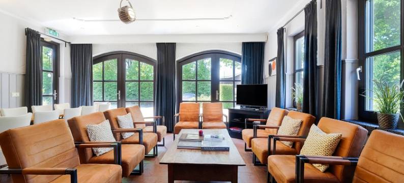 阿斯滕高尔夫球场上的大气乡村别墅(Atmospheric Country House in Asten on a Golf Course)图片