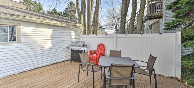 四季适宜的大港度假处，配有甲板！(All-Season Grand Haven Getaway with Deck!)图片