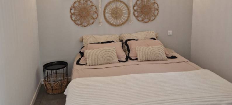 Apartment with swimming pool, wifi图片