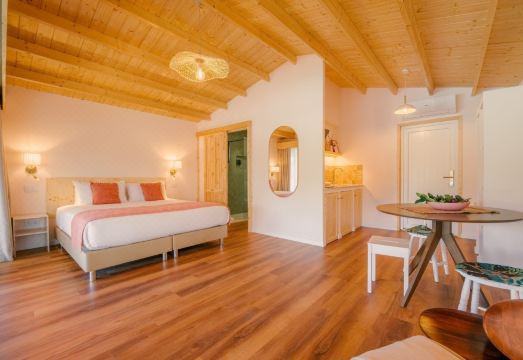 Chalet do Lago Hotel Overview