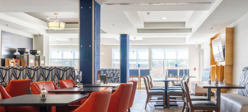 智选假日套房酒店苏黎世湖，巴林顿(Holiday Inn Express & Suites LAKE ZURICH-BARRINGTON by IHG)图片