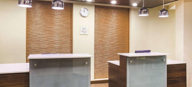 代托纳比奇海滨拉昆塔温德姆套房酒店(La Quinta Inn & Suites by Wyndham Oceanfront Daytona Beach)图片