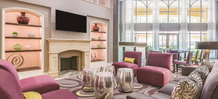 教堂山大学区拉昆塔温德姆套房酒店(La Quinta Inn & Suites by Wyndham Univ Area Chapel Hill)图片