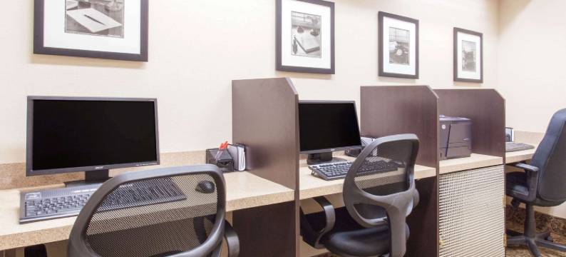 平彻溪华美达酒店(Ramada by Wyndham Pincher Creek)图片