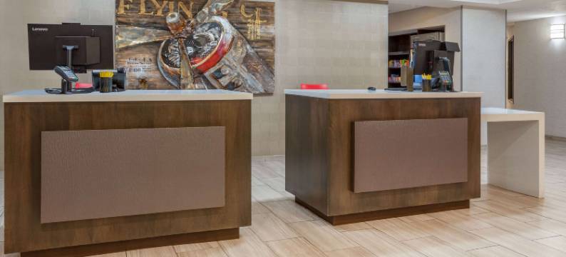 丹佛国际机场戴斯套房酒店(Days Inn & Suites by Wyndham Denver International Airport)图片