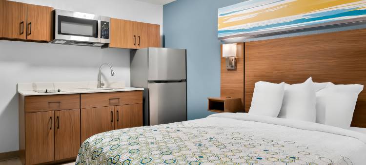 红屋顶酒店-奥本希尔斯(HomeTowne Studios Auburn Hills)图片