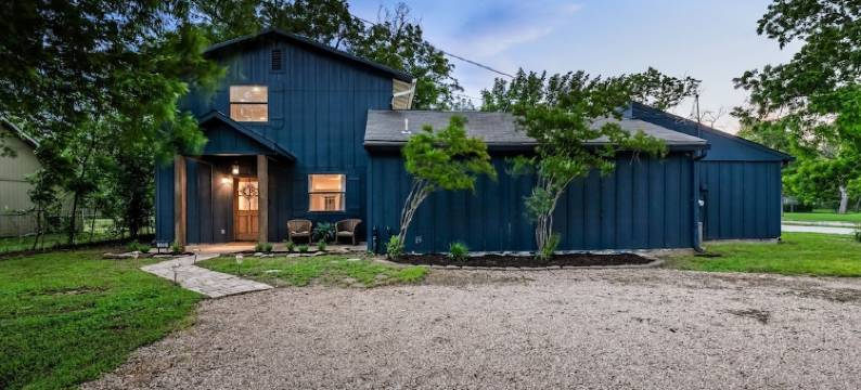 Wine Trail Retreat w/ Fire Pit, Cold Plunge, Grill, Walk to Downtown JC!图片