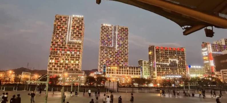 昆明原始部落高颜值酒店(呈贡大学城高铁南站店)图片