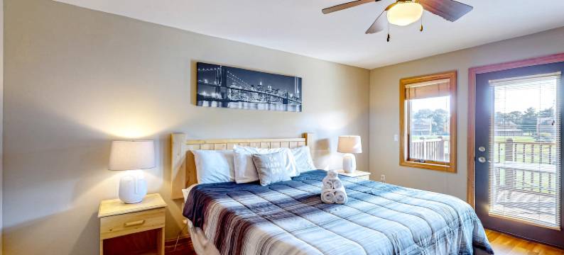 Golf course-front condo with pool, hot tub, dock, tennis, golf, & private beach图片