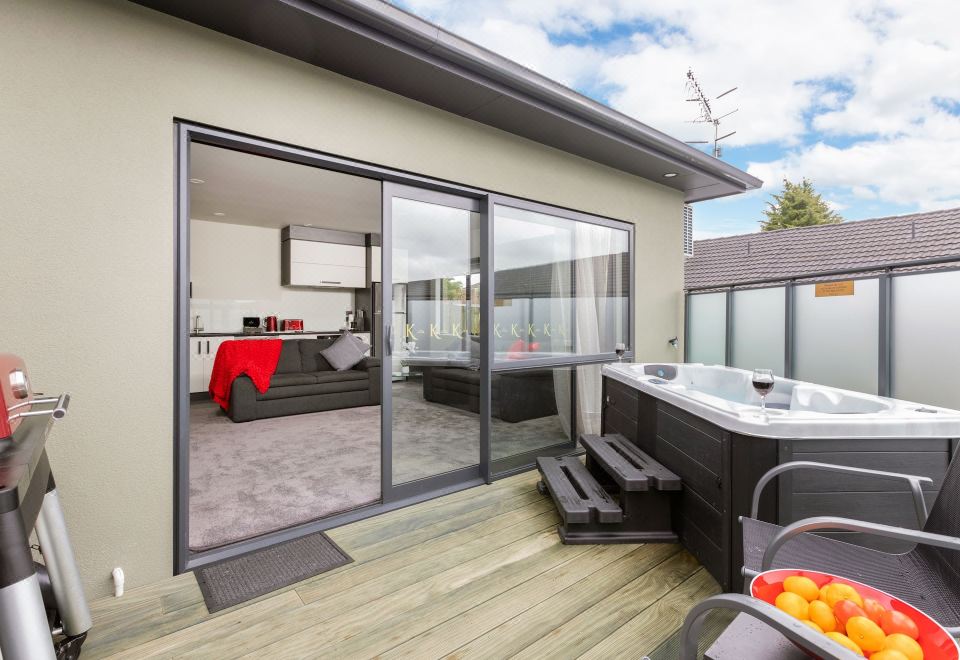 Kings on Peace Hotel Overview