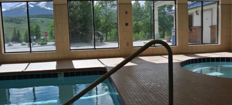 豪华套房酒店(Luxury Inn & Suites)图片