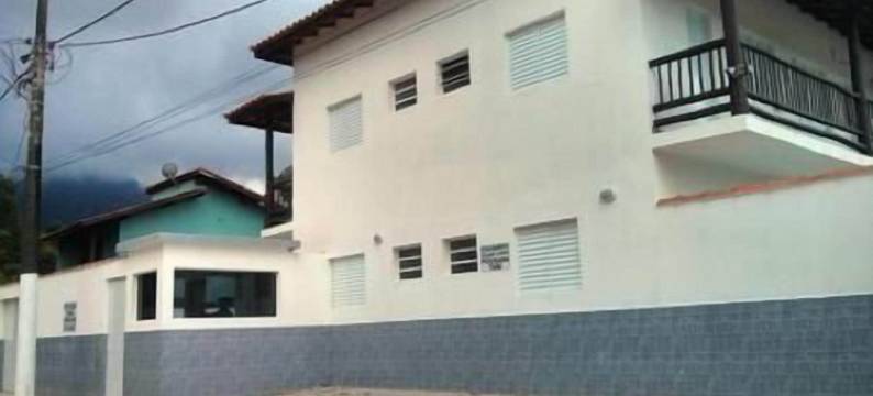 塔尼膳宿公寓，带空调和泳池，马尔塞尔(ESTÚDIO EM Maresias Com AR Condicionado E Piscina)图片