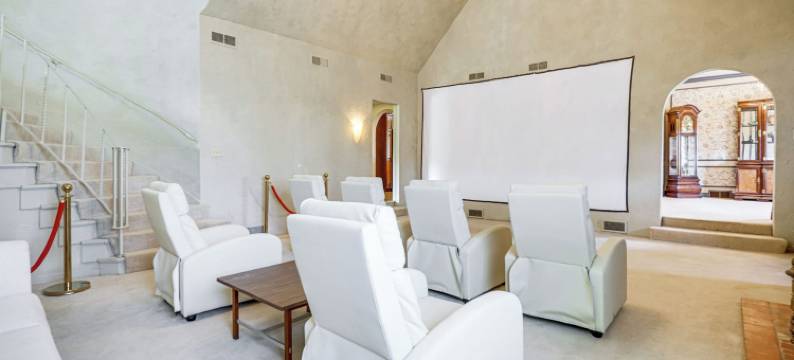 历史悠久的奥本家庭，带剧院和院子！(Historic Auburn Home w/ Theater & Yard!)图片