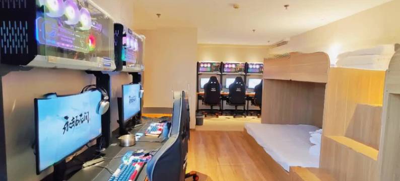 尖峰·悦电竞酒店(鞍山万象汇火车站店)图片