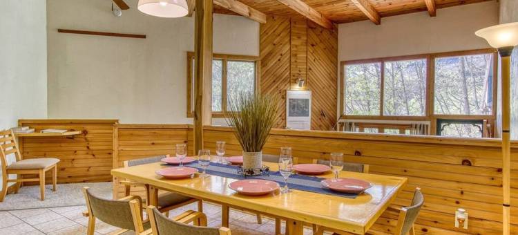 在烟雾腾腾的山中找到和平宁静与放松(Woods Child Cabin by Beyond Expectation W Hot Tub)图片