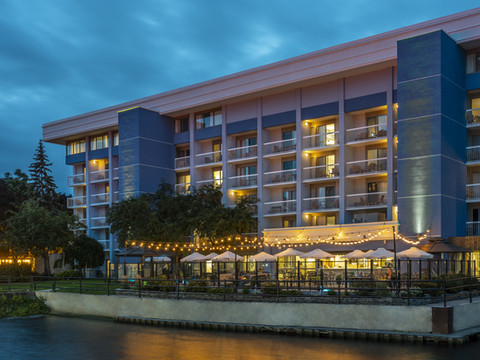 金斯顿海滨假日酒店