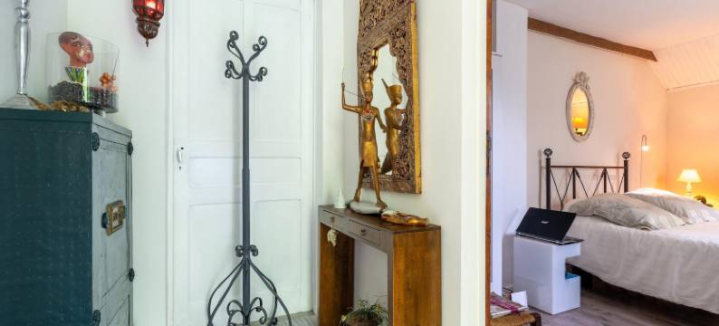 Majestic holiday home in Laroque with hot tub图片