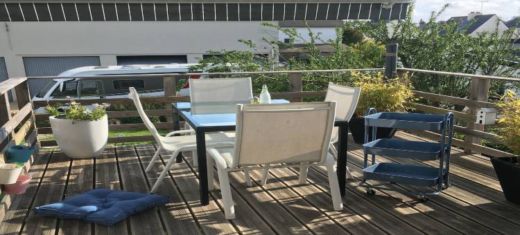 Unusual duplex with garden图片