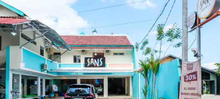 桑斯酒店特里普莱茨日惹博览中心(Sans Hotel Triplets Jogja Expo Center)图片