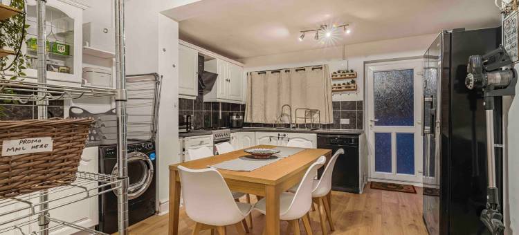 Cozy 3-Bedroom Home in Droylsden图片