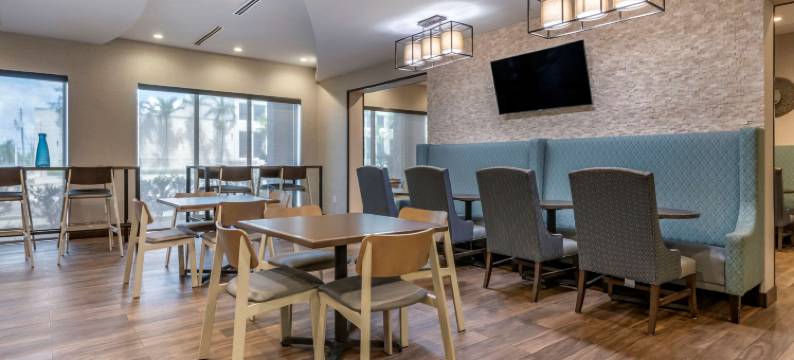 罗德岱尔堡机场-邮轮码头舒适套房酒店(Comfort Suites Fort Lauderdale Airport & Cruise Port)图片