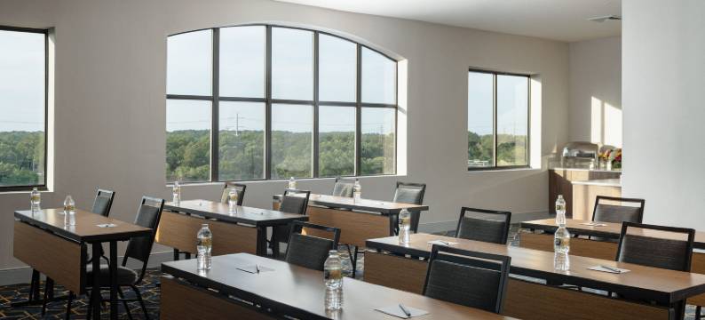 长岛麦克阿瑟机场万怡酒店(Courtyard Long Island MacArthur Airport)图片