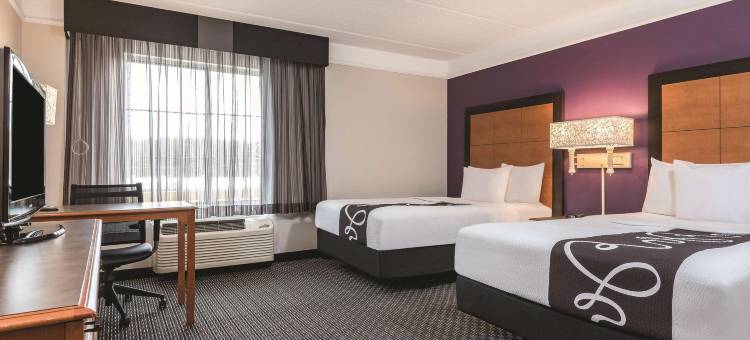 教堂山大学区拉昆塔温德姆套房酒店(La Quinta Inn & Suites by Wyndham Univ Area Chapel Hill)图片