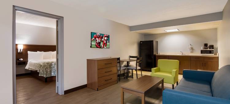 维洛海滩- I-95 家乡小套房红屋顶酒店(HomeTowne Studios Vero Beach - I-95)图片