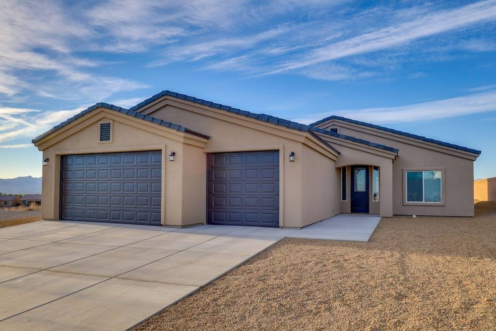 现代的Fort Mohave家,带庭院和烧烤!(Modern Fort Mohave Home w/ Patio & Grill!)