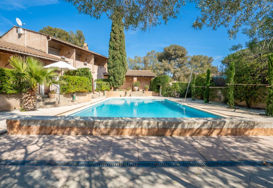 Le Pin Hotel Overview