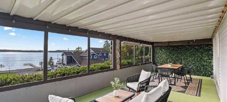 Jockey Lake House: Spacious Retreat With Game Room Near Race Track图片