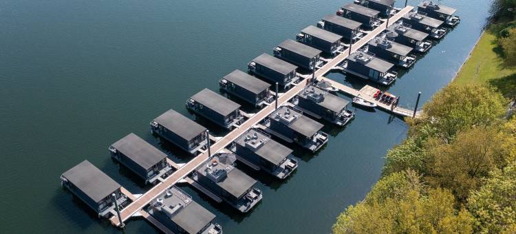 莫克普拉斯的船屋，带景观(Houseboat at Mookerplas)图片