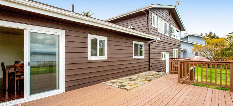 Soundfront home with WiFi, washer/dryer, central AC, and enclosed yard图片