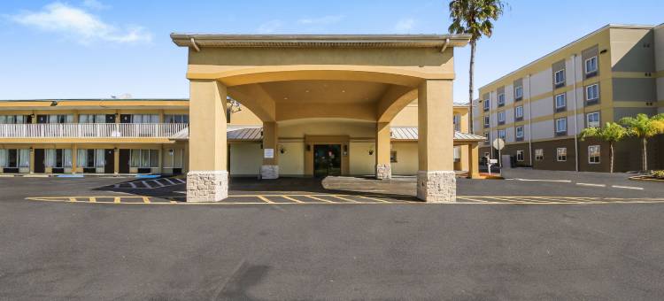 代托纳比奇市赛道戴斯酒店(Days Inn by Wyndham Daytona Beach Speedway)图片