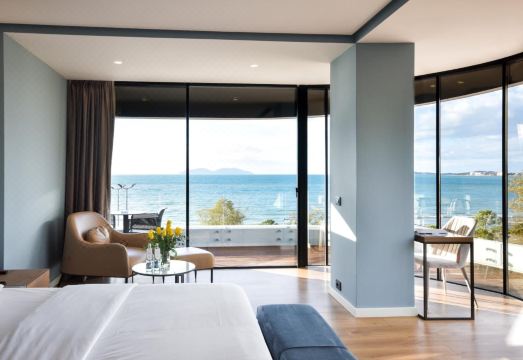 Yacht HotelHotel Overview