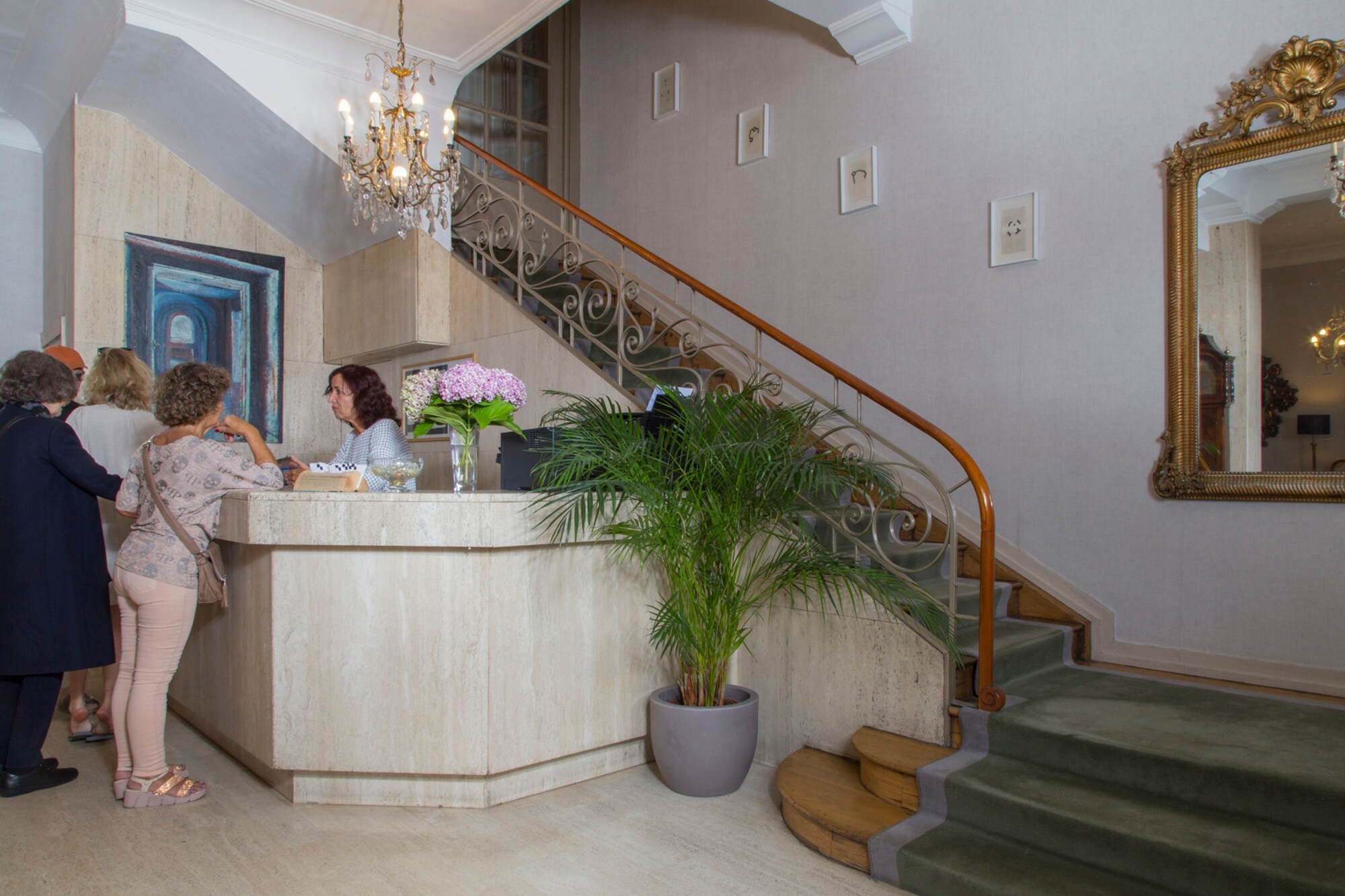 Hotel Niza Over view