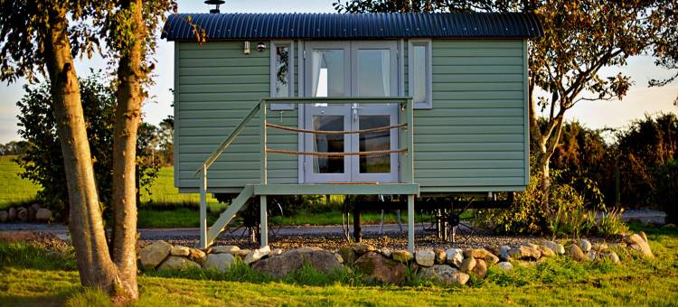 Shepherd's Hut on Llŷn Peninsula by Private Lake图片