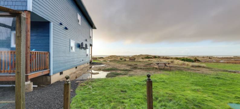 沙鸟海滨小屋，带私人阳台的3号房(Sanderling Sea Cottages, Unit 3 w/ Private Balcony)图片