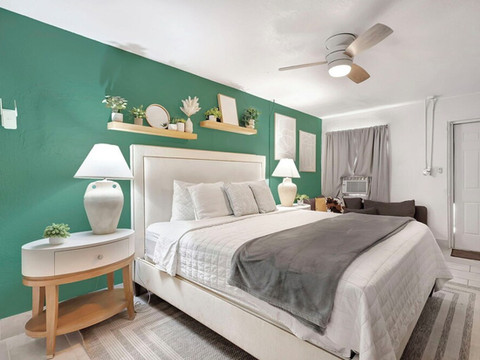 Plush King Bed Xtra Clean Stay