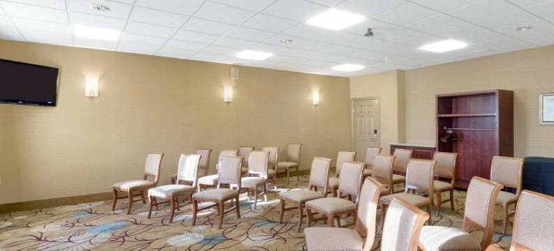 费耶特维尔大学区舒适套房酒店(Comfort Inn & Suites Fayetteville-University Area)图片